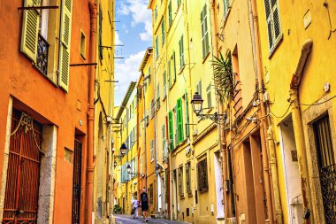 Fransız Rivierası 'ndaki Menton şehrinin tarihi merkezinin renkli sokakları, Cote d' Azur, Fransa