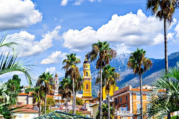Fransız Rivierası, Cote d 'Azur, Fransa' daki Menton şehrinin tarihi merkezinde Başmelek Aziz Mikail 'in çan kulesi.