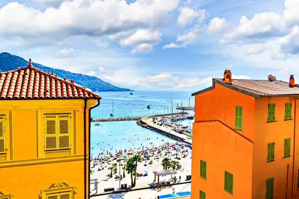 Menton, French Riviera, Cote d 'Azur, Fransa; 21 Ağustos 2024: Sahildeki Menton köyünden turist görüntüsü