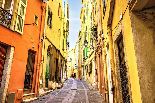 Fransız Rivierası 'ndaki Menton şehrinin tarihi merkezinin renkli sokakları, Cote d' Azur, Fransa