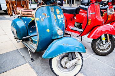 Igualada, Barcelona, İspanya; 25 Ağustos 2024: İgualada şehrinde klasik Vespa scooterları