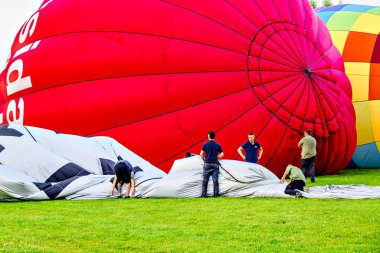 Igualada, Barselona, İspanya; 14 Temmuz 2024. 28. Avrupa Balon Festivali Igualada 'da. Sıcak hava balonlarının konsantrasyonu.