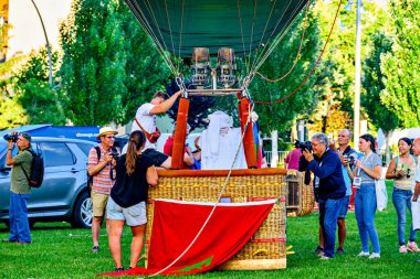 Igualada, Barselona, İspanya; 14 Temmuz 2024. 28. Avrupa Balon Festivali Igualada 'da. Sıcak hava balonlarının konsantrasyonu.