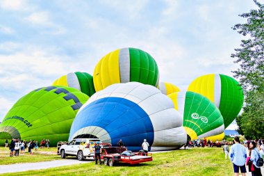 Igualada, Barselona, İspanya; 14 Temmuz 2024. 28. Avrupa Balon Festivali Igualada 'da. Sıcak hava balonlarının konsantrasyonu.