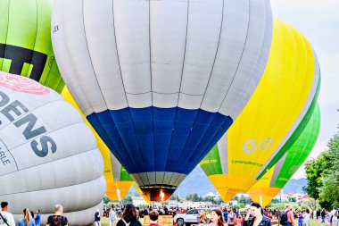 Igualada, Barselona, İspanya; 14 Temmuz 2024. 28. Avrupa Balon Festivali Igualada 'da. Sıcak hava balonlarının konsantrasyonu.