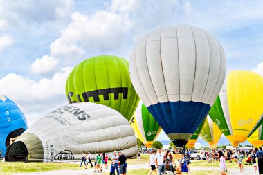 Igualada, Barselona, İspanya; 14 Temmuz 2024. 28. Avrupa Balon Festivali Igualada 'da. Sıcak hava balonlarının konsantrasyonu.