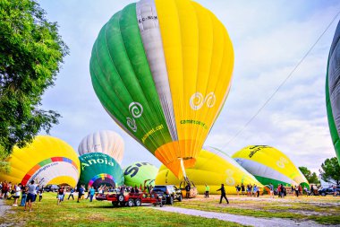 Igualada, Barselona, İspanya; 14 Temmuz 2024. 28. Avrupa Balon Festivali Igualada 'da. Sıcak hava balonlarının konsantrasyonu.