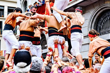 Igualada, Barcelona; 25 Ağustos 2024: Şehrin ana festivalinde Xiquets de Reus grubunun yaptığı insan kulesinin performansı