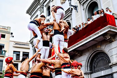 Igualada, Barcelona; 25 Ağustos 2024: Şehrin ana festivalinde Xiquets de Reus grubunun yaptığı insan kulesinin performansı