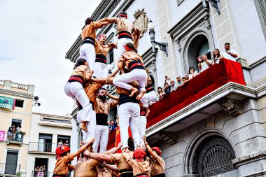 Igualada, Barcelona; 25 Ağustos 2024: Şehrin ana festivalinde Xiquets de Reus grubunun yaptığı insan kulesinin performansı