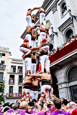 Igualada, Barcelona; 25 Ağustos 2024: Şehrin ana festivalinde Xiquets de Reus grubunun yaptığı insan kulesinin performansı