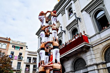 Igualada, Barcelona; 25 Ağustos 2024: Şehrin ana festivalinde Xiquets de Reus grubunun yaptığı insan kulesinin performansı