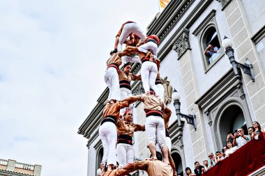 Igualada, Barcelona; 25 Ağustos 2024: Şehrin ana festivalinde Xiquets de Reus grubunun yaptığı insan kulesinin performansı