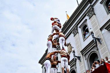 Igualada, Barcelona; 25 Ağustos 2024: Şehrin ana festivalinde Xiquets de Reus grubunun yaptığı insan kulesinin performansı