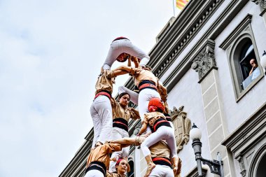 Igualada, Barcelona; 25 Ağustos 2024: Şehrin ana festivalinde Xiquets de Reus grubunun yaptığı insan kulesinin performansı
