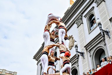 Igualada, Barcelona; 25 Ağustos 2024: Şehrin ana festivalinde Xiquets de Reus grubunun yaptığı insan kulesinin performansı