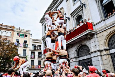 Igualada, Barcelona; 25 Ağustos 2024: Şehrin ana festivalinde Xiquets de Reus grubunun yaptığı insan kulesinin performansı