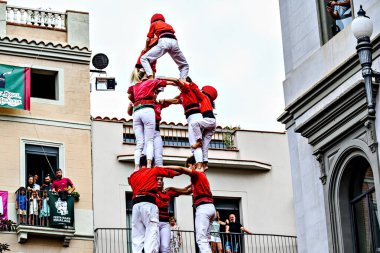 Igualada, Barcelona; 25 Ağustos 2024: Igualada festivalinde Colla Jovenes Xiquets de Valls grubunun insan kulesinin performansı