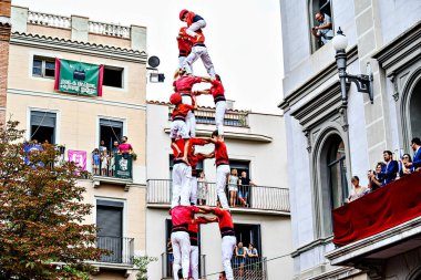 Igualada, Barcelona; 25 Ağustos 2024: Igualada festivalinde Colla Jovenes Xiquets de Valls grubunun insan kulesinin performansı