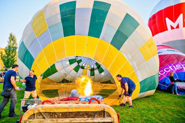 Igualada, Barselona, İspanya; 14 Temmuz 2024. 28. Avrupa Balon Festivali Igualada 'da. Sıcak hava balonlarının konsantrasyonu.