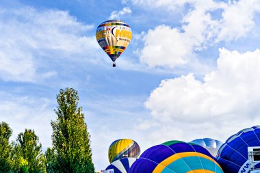 Igualada, Barselona, İspanya; 14 Temmuz 2024. 28. Avrupa Balon Festivali Igualada 'da. Sıcak hava balonlarının konsantrasyonu.