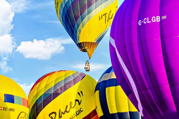 Igualada, Barselona, İspanya; 14 Temmuz 2024. 28. Avrupa Balon Festivali Igualada 'da. Sıcak hava balonlarının konsantrasyonu.