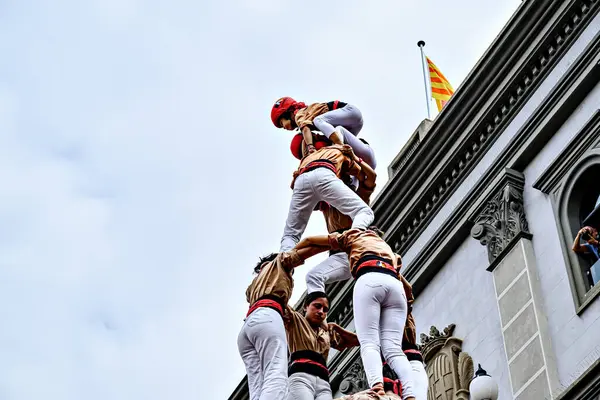Igualada, Barcelona; 25 Ağustos 2024: Şehrin ana festivalinde Xiquets de Reus grubunun yaptığı insan kulesinin performansı