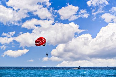 Nice, French Riviera, Cote d 'Azur, Fransa sahillerinde parasailing