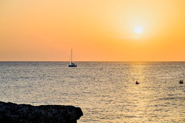 Menorca, Balearic Adaları sahilinde turuncu gökyüzü ile güzel bir gün batımı. Gün batımı, doğa