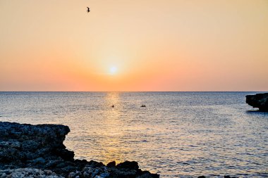 Menorca, Balearic Adaları sahilinde turuncu gökyüzü ile güzel bir gün batımı. Gün batımı, doğa