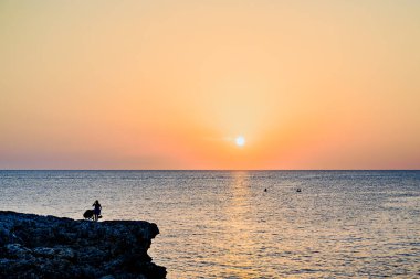 Menorca, Balearic Adaları sahilinde turuncu gökyüzü ile güzel bir gün batımı. Gün batımı, doğa