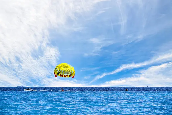 Nice, French Riviera, Cote d 'Azur, Fransa sahillerinde parasailing