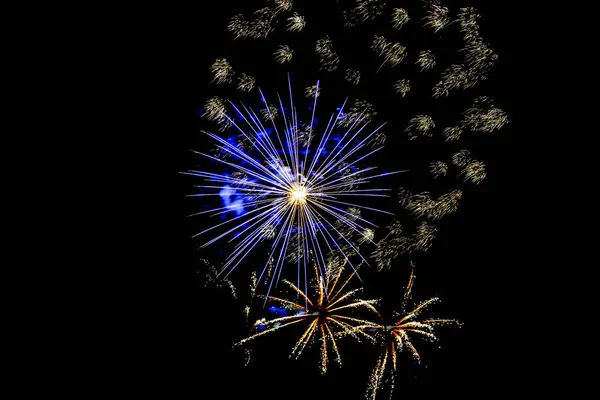 Gece gökyüzünü aydınlatan havai fişekler. Piroteknik, soyut