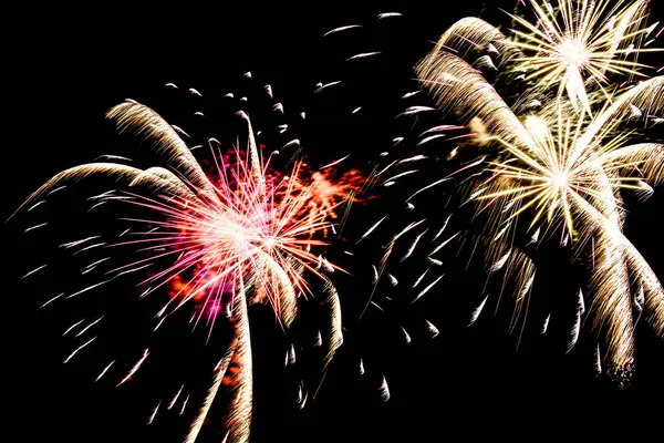 Gece gökyüzünü aydınlatan havai fişekler. Piroteknik, soyut