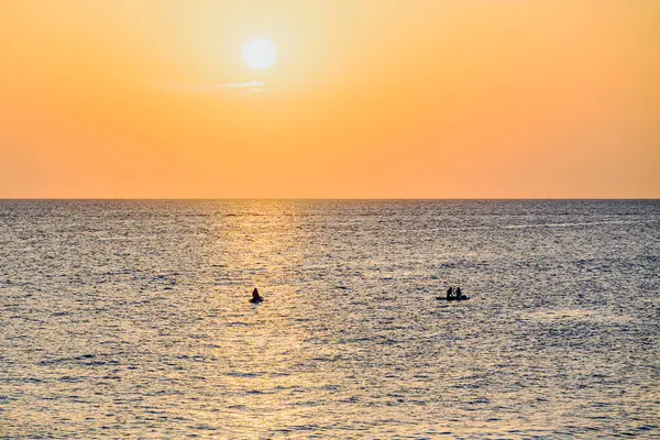 Menorca, Balearic Adaları sahilinde turuncu gökyüzü ile güzel bir gün batımı. Gün batımı, doğa