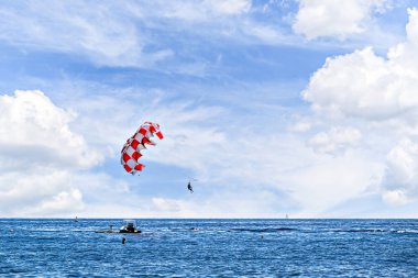 Nice, French Riviera, Cote d 'Azur, Fransa sahillerinde parasailing