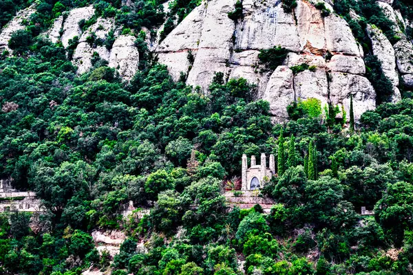 Ermita de la Dolorosa Montserrat Manastırı 'nın ünlü dağları arasında
