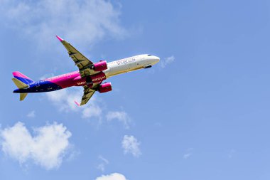 Barselona, İspanya; 18 Mayıs 2024: Wizz Air Malta Airbus A321, Barcelona-El Prat 'taki Josep Tarradellas havaalanından havalanmaktadır.