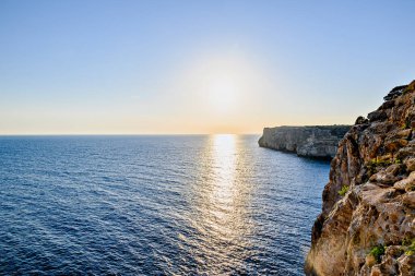 Menorca, Balearic Adaları sahilinde turuncu gökyüzü ile güzel bir gün batımı. Gün batımı, doğa