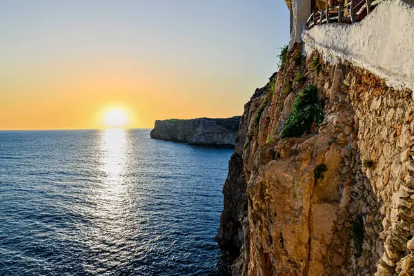 Menorca, Balearic Adaları sahilinde turuncu gökyüzü ile güzel bir gün batımı. Gün batımı, doğa