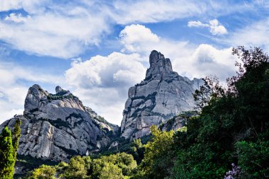 Montserrat kalabalığının manzarası, Barcelona 'nın dağları, Katalonya mavi gökyüzü ve beyaz bulutların olduğu bir günde