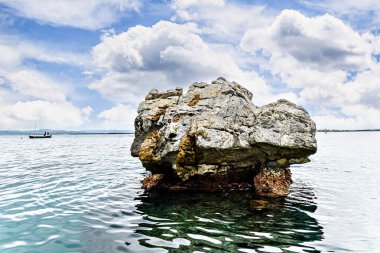 Akdeniz 'de Montgri ve l' Estartit, Girona, Katalonya yakınlarındaki Medes Adaları 'nın güzel bir görüntüsü, doğal bir rezerv, küçük bir takımada.