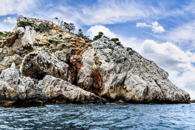 Akdeniz 'de Montgri ve l' Estartit, Girona, Katalonya yakınlarındaki Medes Adaları 'nın güzel bir görüntüsü, doğal bir rezerv, küçük bir takımada.