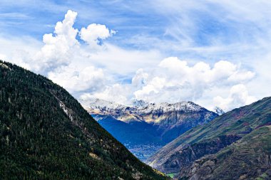 Aran Vadisi 'ndeki Orta Pireneler' in karla kaplı dağları, Lerida ili, Katalonya, İspanya
