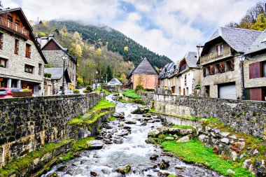Garonne Nehri 'nin güzel Vielha köyünden geçerken ki görüntüsü, Aran Vadisi, Lerida