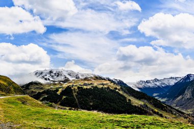 Dağlar ve kayak merkezi Baqueira Beret, Aran Vadisi, Lerida 'daki Alto Aran belediyesine bağlı. Pirenelerde kar yağışıweather forecast