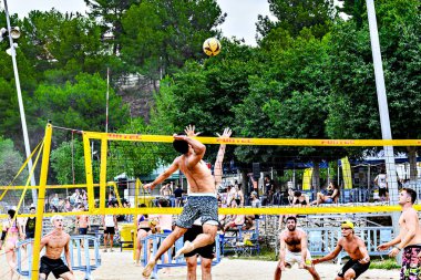 Igualada, Barcelona, İspanya; 13 Temmuz 2024: Şehirde plaj voleybolu oynayan bir grup insan. Spor ve eğlence.