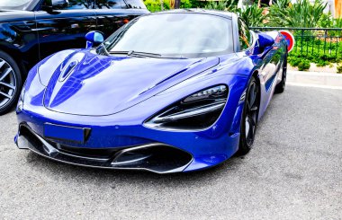 Mavi spor araba Monako şehir merkezine park edilmiş, Fransız Riviera, Fransa