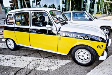 Igualada, Barcelona, İspanya; 13 Ekim 2024: Klasik Renault 4 GTL arabası yolda sergilenmektedir. Antika, antika