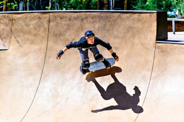 Igualada, Barcelona, İspanya; 25 Haziran 2023: Igualada Central Park 'taki yeni kaykay parkında Scootering (Serbest stil Scootering) uygulayan genç adam